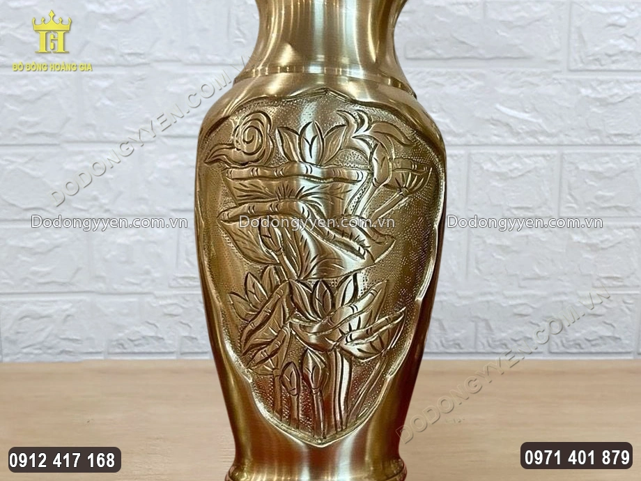 Th&acirc;n b&igrave;nh chạm khắc nổi h&igrave;nh ảnh hoa sen đang bung nở khoe sắc